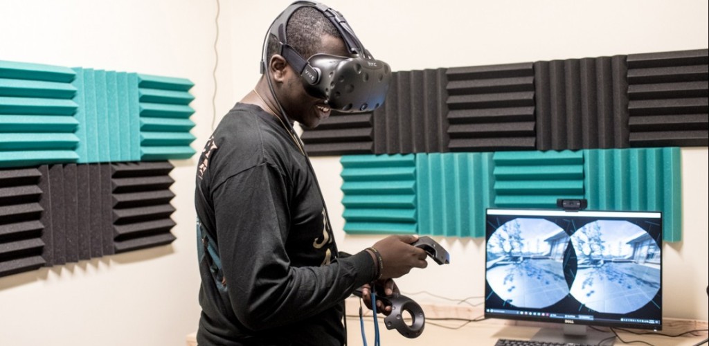 Emmanuel Nimarko ’19 tests out virtual reality equipment at the makerspace