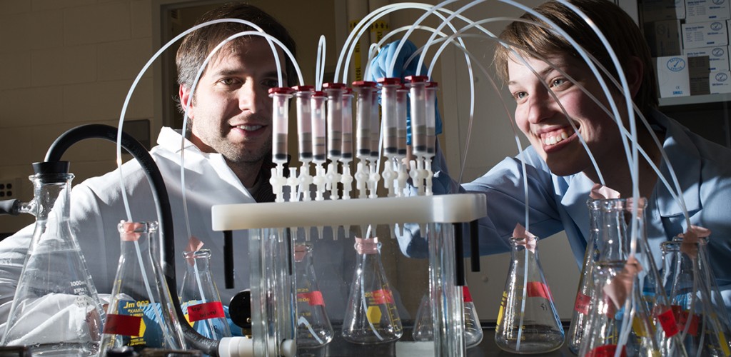 2 people examining samples searching for micropollutants
