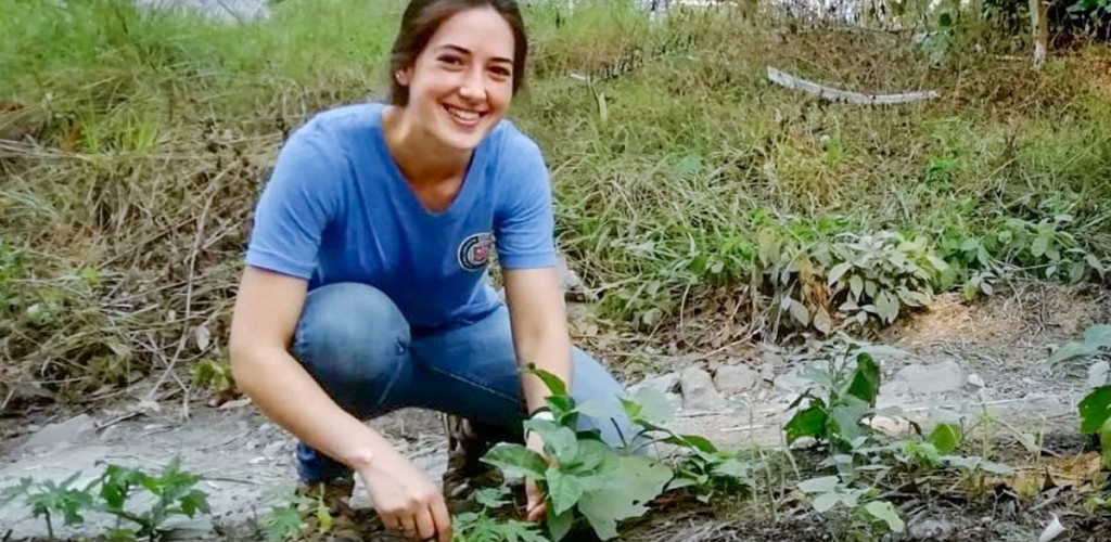 Anna Ulmann ’21 working in an agricultural field