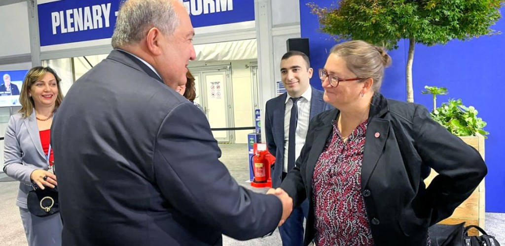 Allison Chatrchyan greeting the president of Armenia at COP26