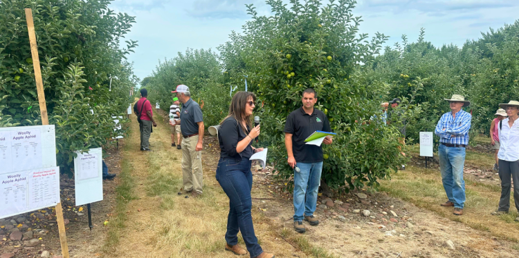 Rivera gives a grower talk.