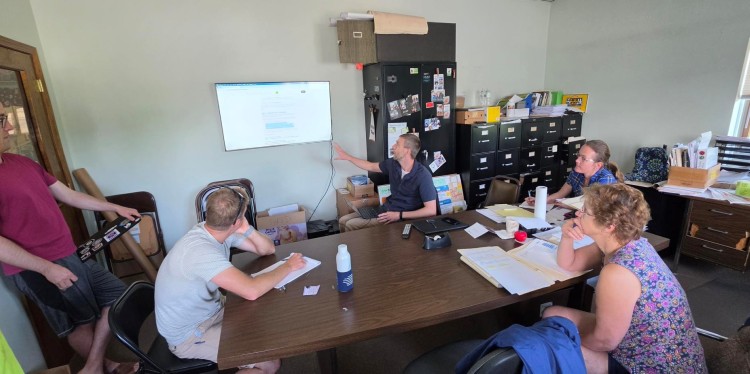 Ph.D. student Nick Gunner shows a group of growers the results of digital ag and ai work.