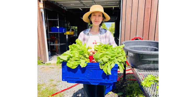 Shabana Mahdis ’29 carrying produce