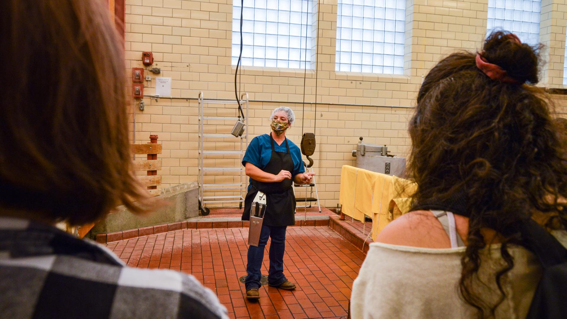 Jessica Waltemeyer lecturing students