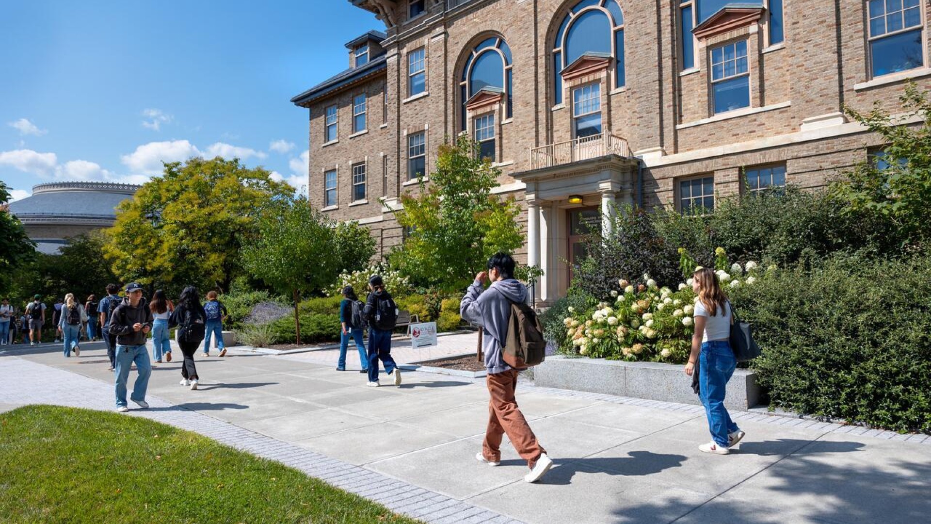 Students walk on the Ag Quad