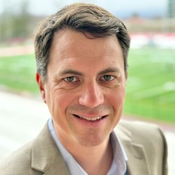 zach hansen headshot