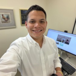 headshot of edgar vera flores