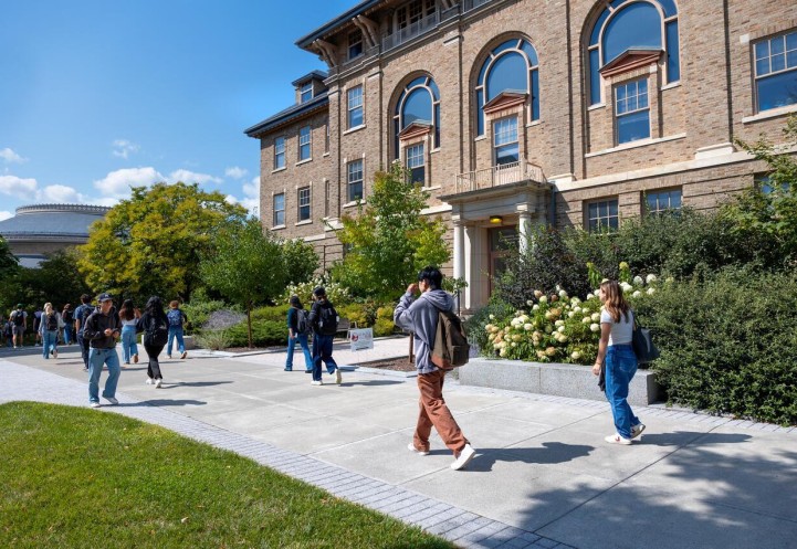 Students walk on the Ag Quad