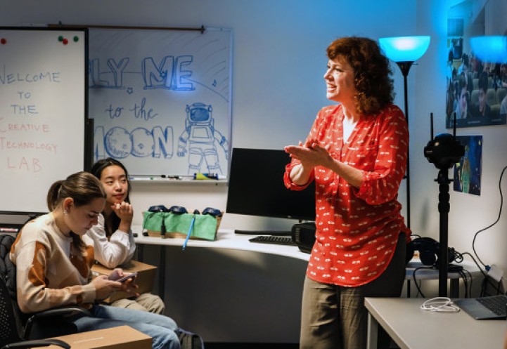 Andrea Stevenson Won, associate professor of communication in the College of Agriculture and Life Sciences, and her students visit the Center for Teaching Innovation’s Creative Technology Lab.