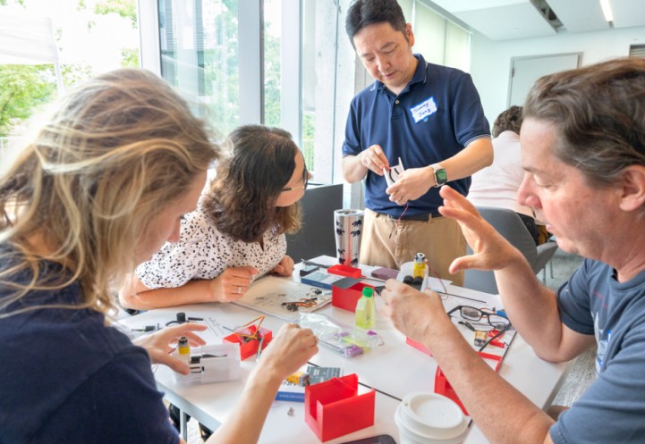 Sunny Jung (standing), professor of biological and environmental engineering in the College of Agriculture and Life Sciences, helps Alisha Stahl, a middle school teacher from Durgee Junior High School in Baldwinsville, New York, at a workshop for teachers on July 29. 