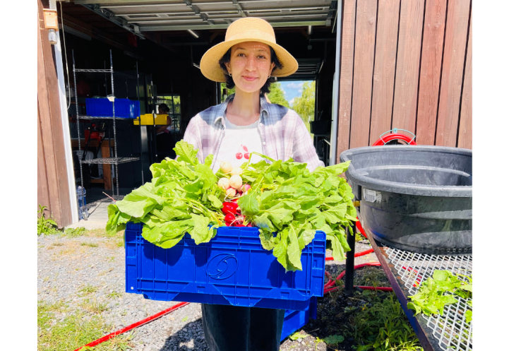 Shabana Mahdis ’29 carrying produce