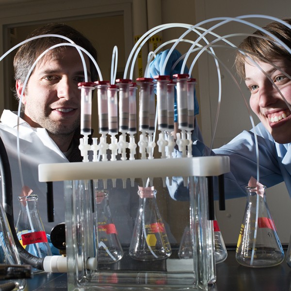 2 people examining samples searching for micropollutants