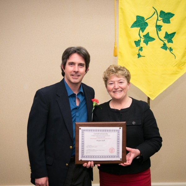 Dean Boor presents Duff with his award