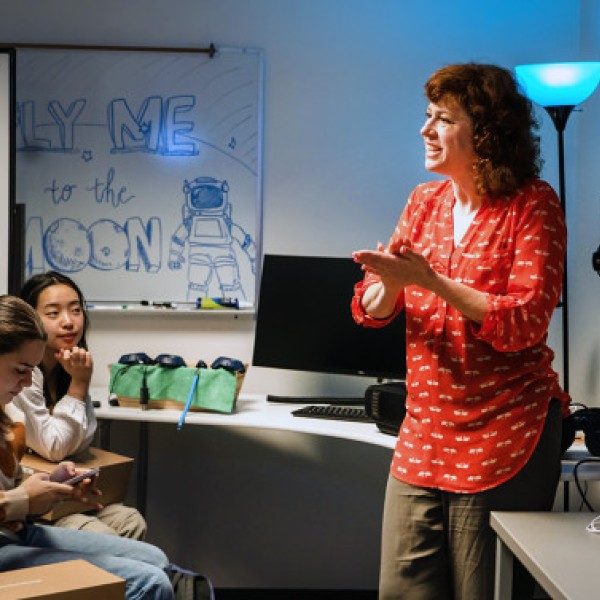 Andrea Stevenson Won, associate professor of communication in the College of Agriculture and Life Sciences, and her students visit the Center for Teaching Innovation’s Creative Technology Lab.