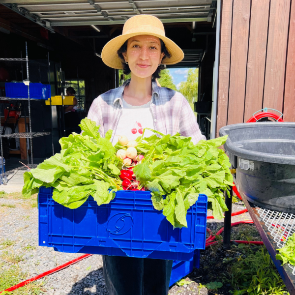 Shabana Mahdis ’29 carrying produce