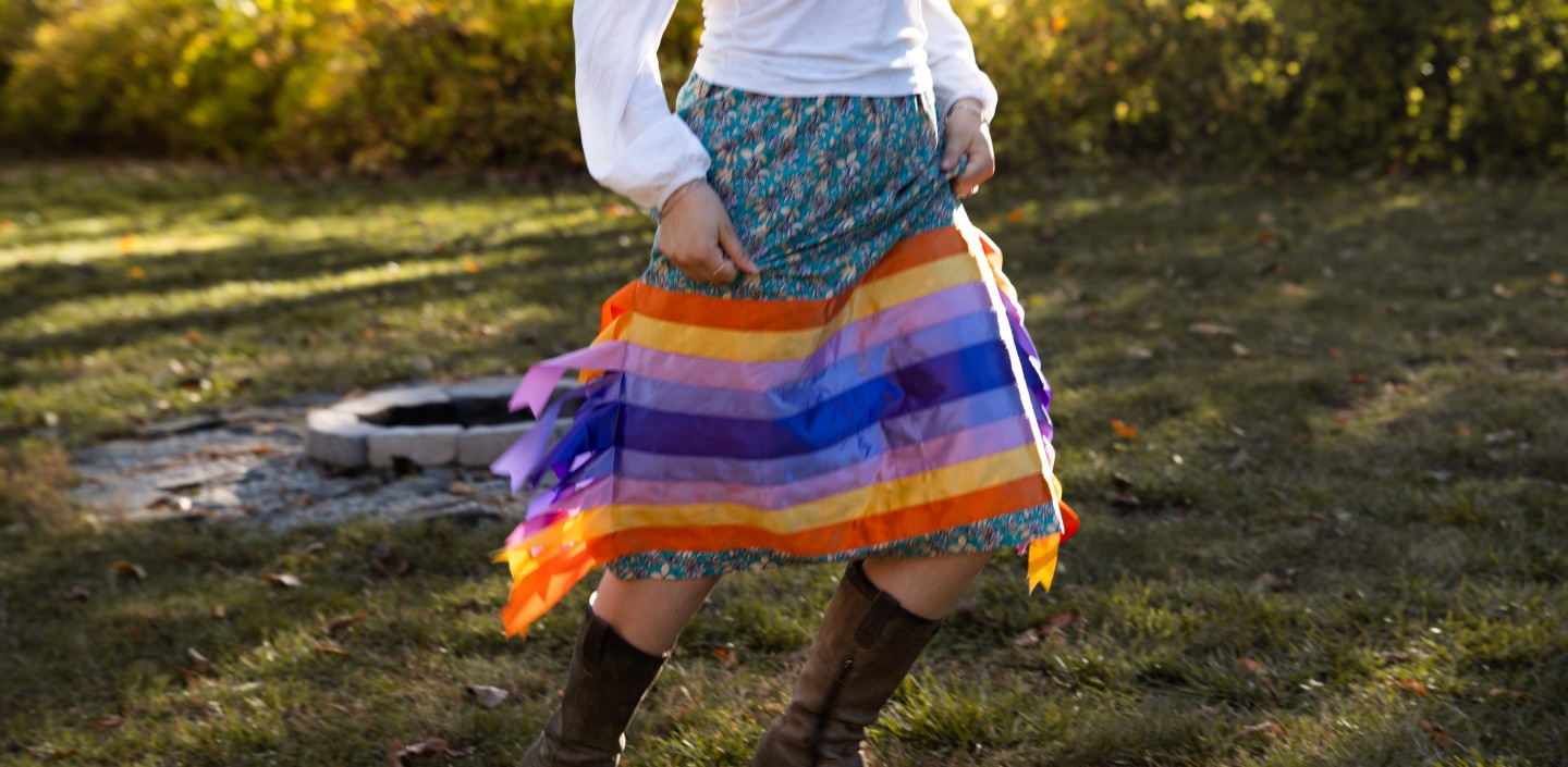 A ribbon skirt is held while running.