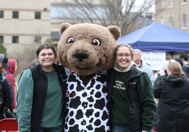 Student pose with Touchdown mascot during Art of Agriculture