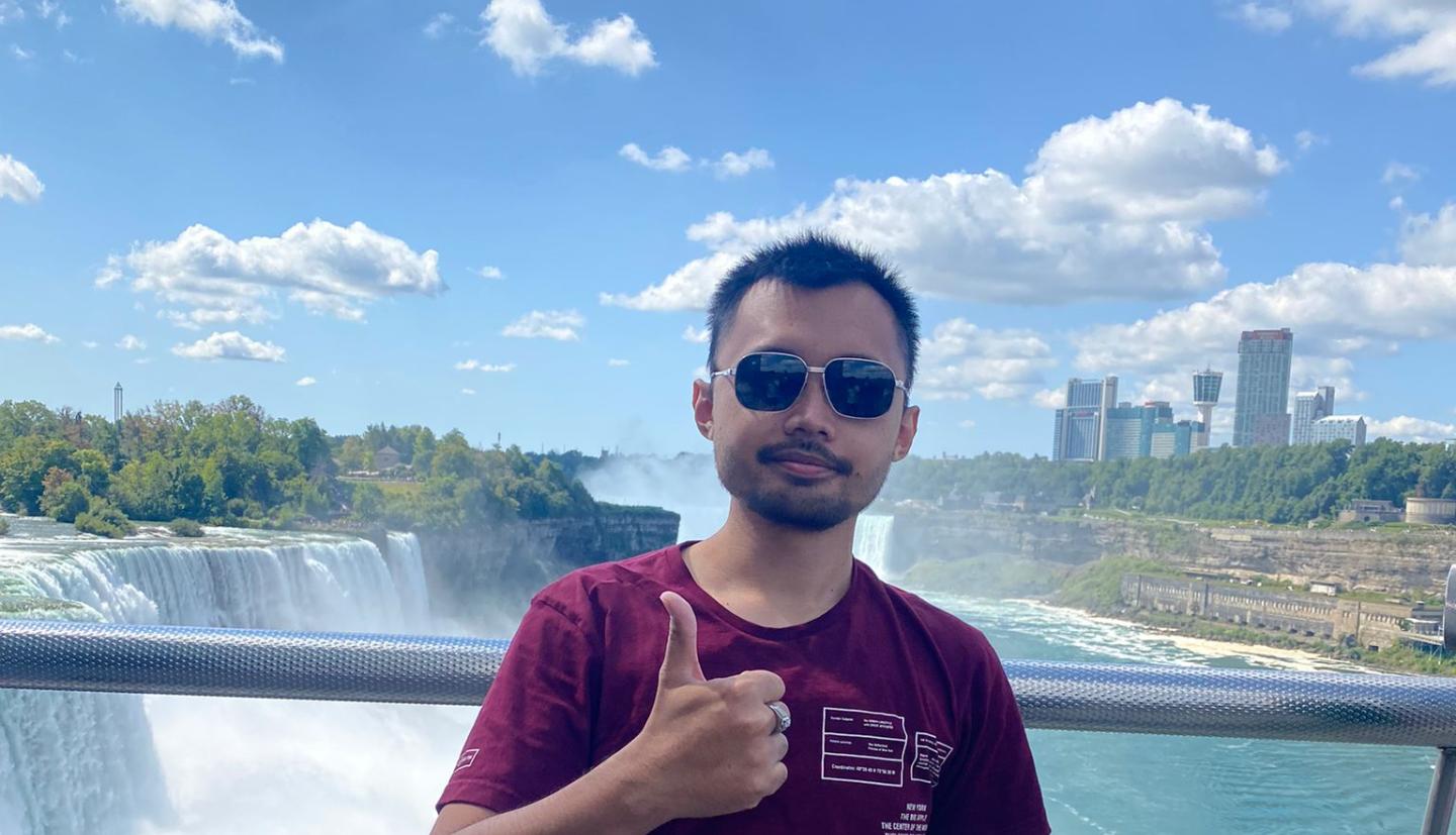 Windu Adi Prastowo at Niagara Falls