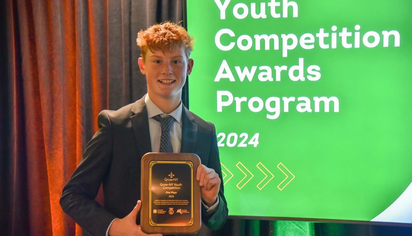 Nate de Jog holding first place award