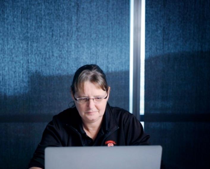 Quirine Ketterings works at a computer