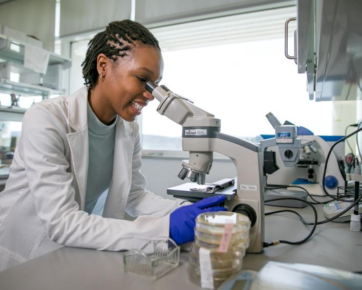 sophia elie student working on microscope