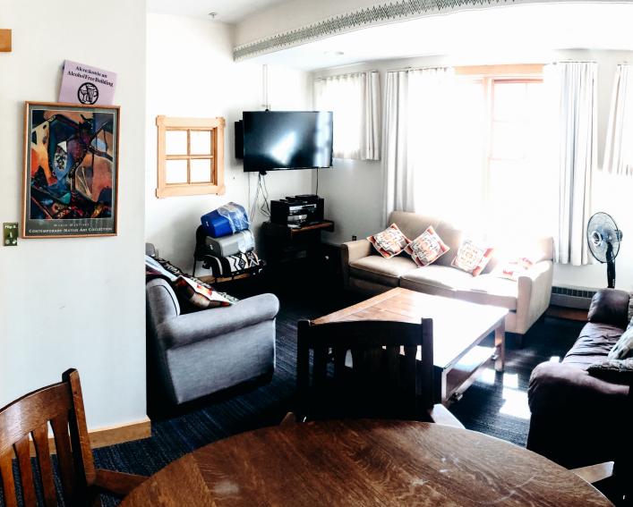 Akwe:kon TV lounge