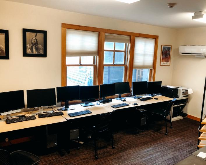 The Akwe:kon computer room contains multiple computers for students to use.