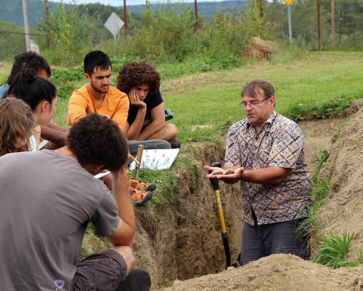 jonathan-russell-anelli-teaching-in-soil-pit