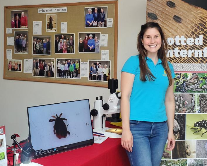 Natalia Piñeros-Guerrero ready to present about pest management in Spanish.