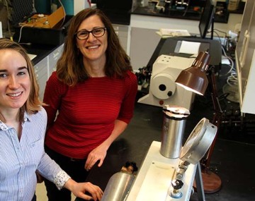 taryn bauerle with student in lab